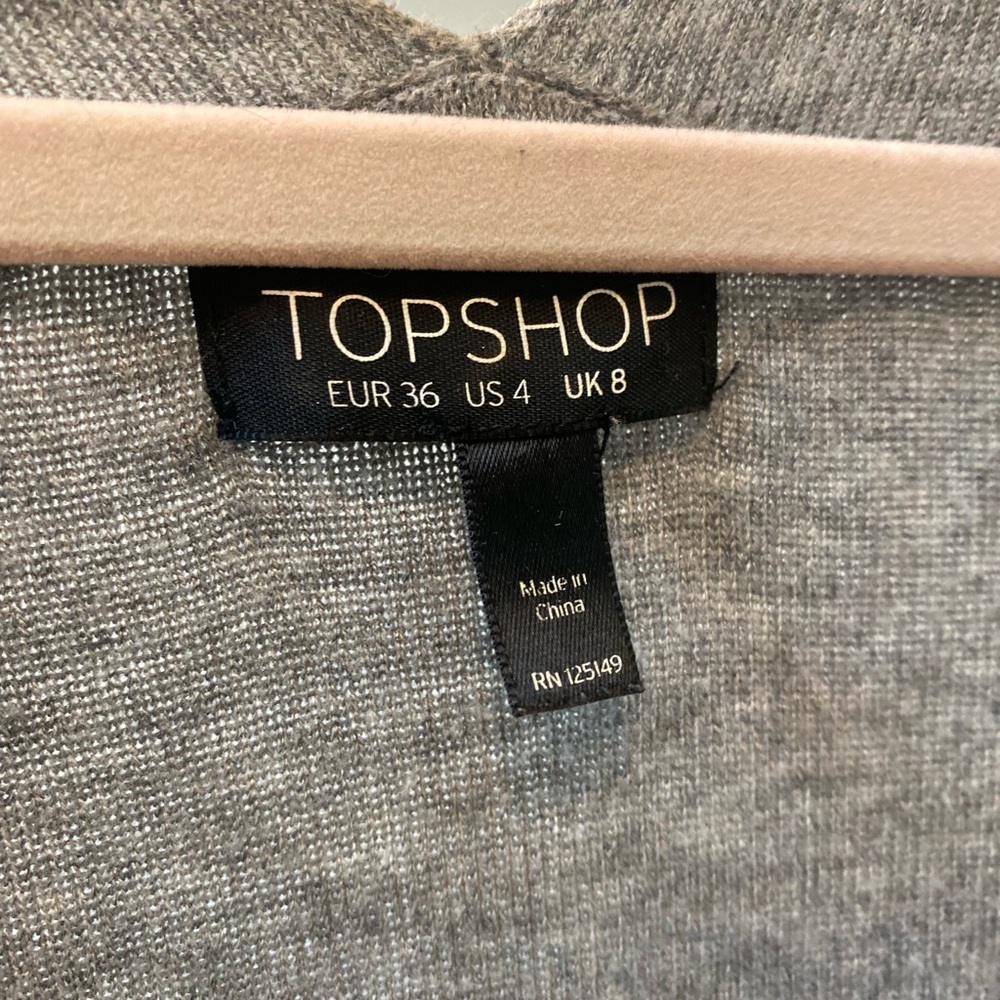 Oversized grey knit. A deep “V” in the front. - Picture 2 of 3